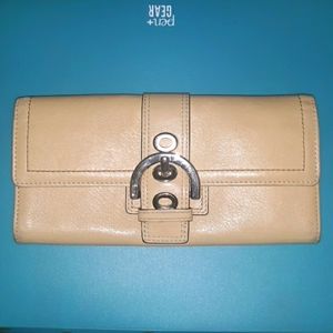 ☆Coach Cream Soho Buckle Wallet Snap Closure
